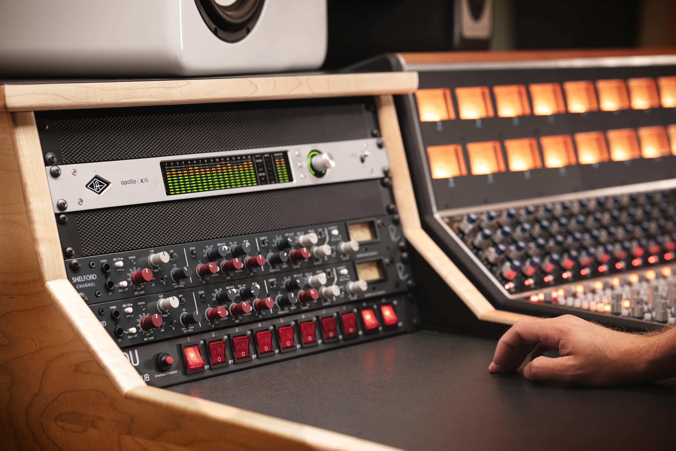 Amazon.com: Universal Audio Apollo x16 Gen 2 with UAD Analog